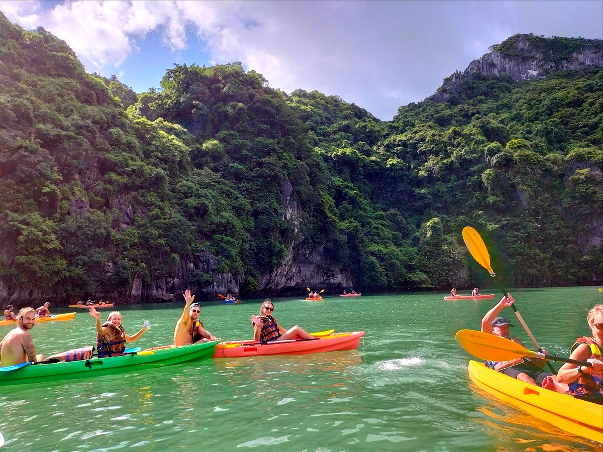 Crociera giornaliera baia di Ha Long da Hanoi con kayak