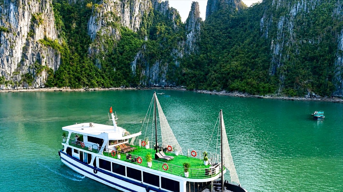 Gita di lusso in giornata nella baia di Ha Long con buffet