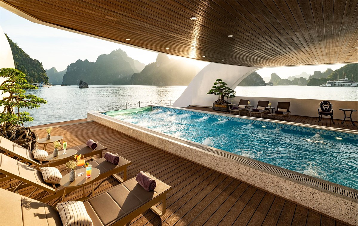 Piscina a sfioro sul ponte di una crociera di lusso nella baia di Ha Long